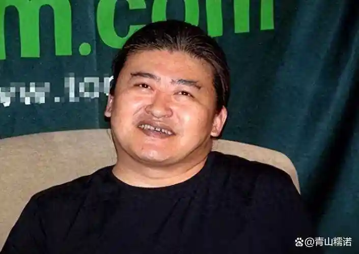 著名歌手刘欢近况:长期酗酒,弯腰驼背,仅60岁就头发全白!