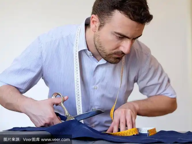 裁缝在他的裁缝店里工作