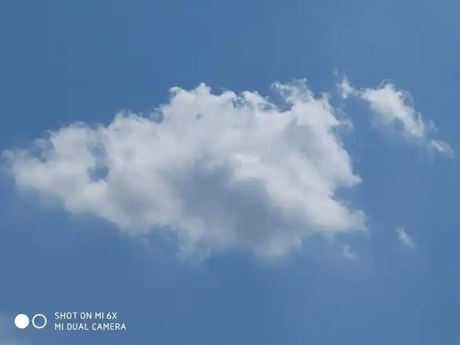 看看天空  有时万里无云 明净湛蓝  一股奇妙而又宁静的感觉涌上心头