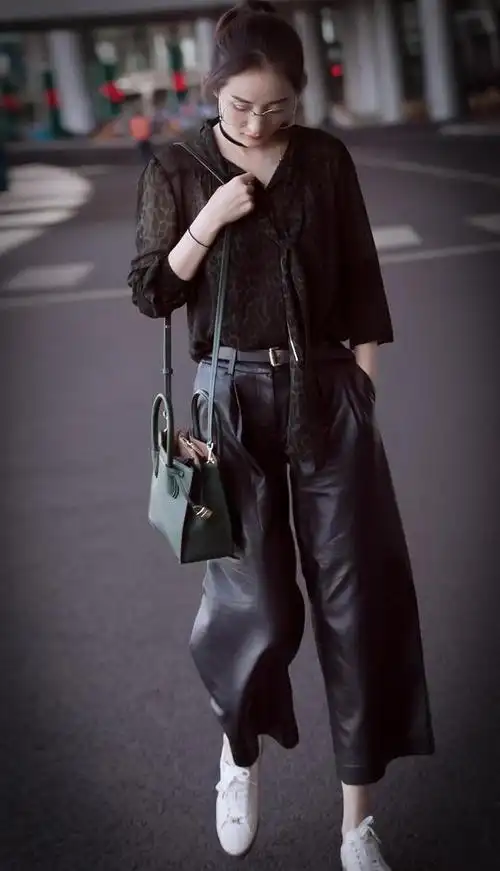 杨幂穿黑色不一样的时尚感全黑戴眼镜很优雅