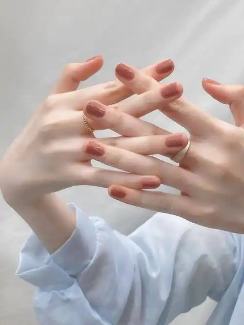 这款低调奶茶色指甲油,让你在学校和职场焕发温柔气质_双手_颜色_宝藏