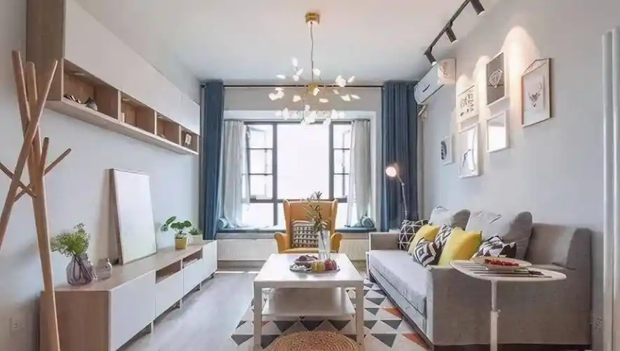 现在都不流行做吊顶了,更多人会选择在天花板上走一圈石膏线,搭配原木