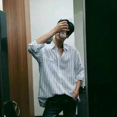 qq头像男生拿手机遮脸2019最新 过得越来越酷朋友掉一路