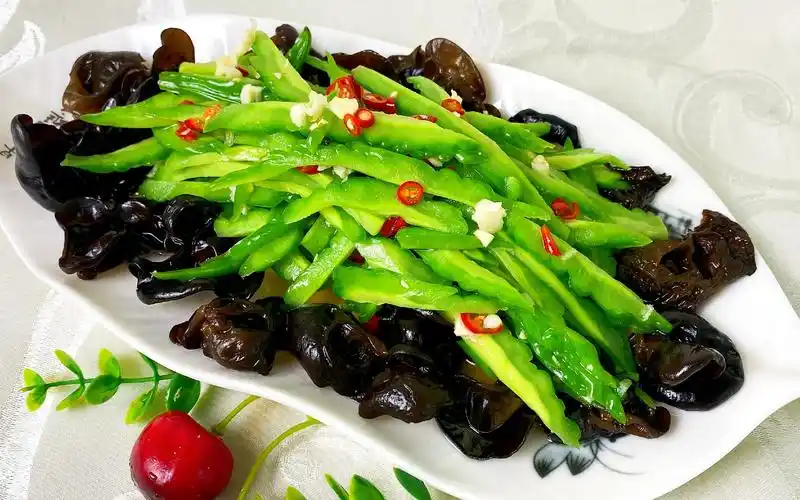 家常凉菜香炝苦瓜,脆嫩的苦瓜搭配椒香浓郁的料油,香脆可口