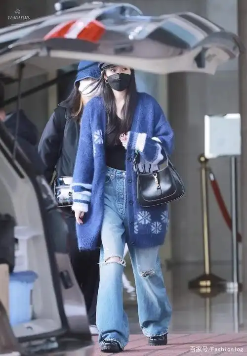 杨幂近日机场私服,美丽黄色搭配极致灰色,2021年流行色已穿上身