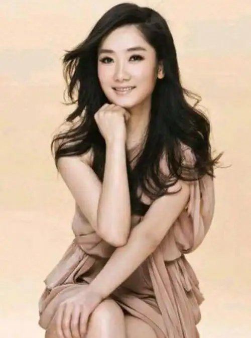 凤凰传奇玲花晒美照精修后也难掩圆润脸庞与曾毅对比好明显