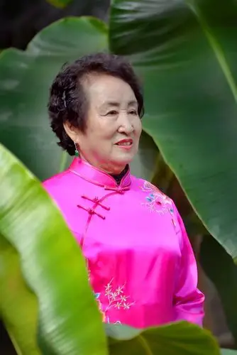 妈妈漂亮极了!眉目如画!心灵手巧,高级理发师,高级缝纫师!热情大爱!