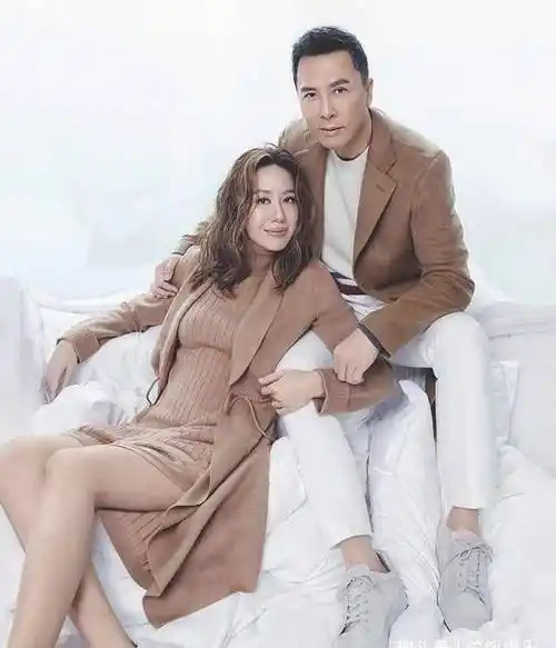 甄子丹凌晨再秀恩爱,与娇妻牵手对视好甜蜜,即将分别半年太难舍