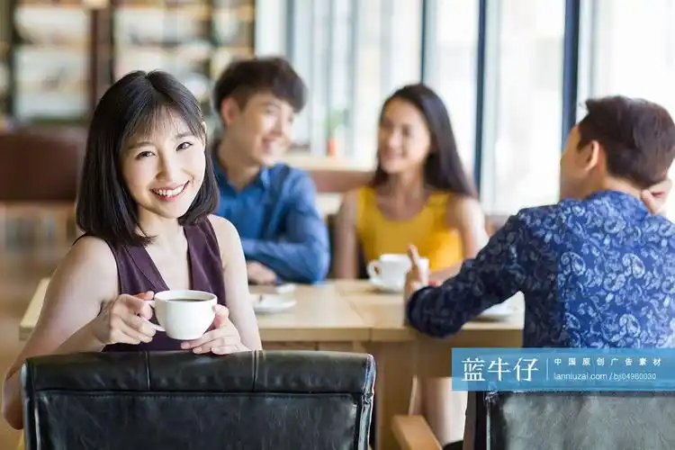 年轻女子和朋友在咖啡馆喝咖啡