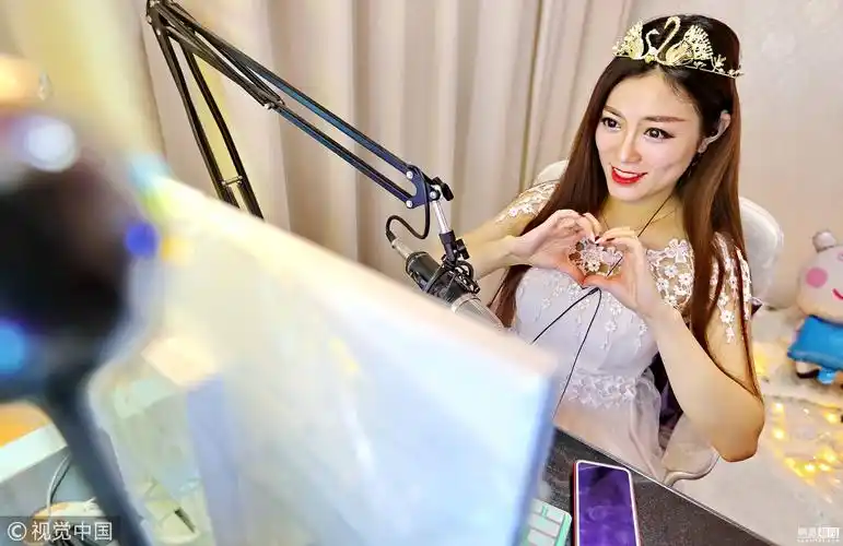 女孩做网络主播每天工作8小时坦言很想红