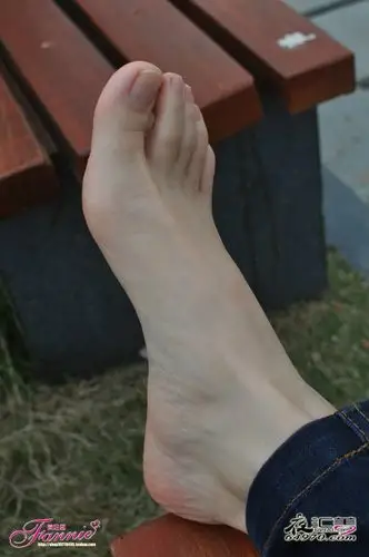 行在深秋 足底篇芬妮美足特写 35 p - 粉红色 - 粉红色