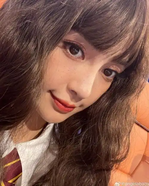 angelababycos赫敏齐刘海卷发校园风满满