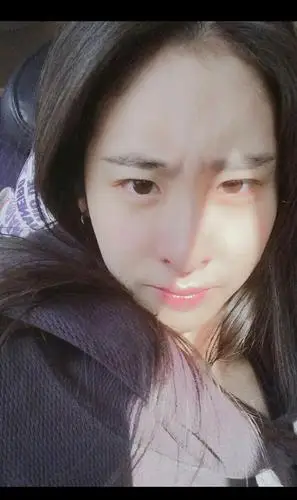 张碧晨玩大了!未修图遭曝光,皮肤粗糙不堪妆容老气神似大妈