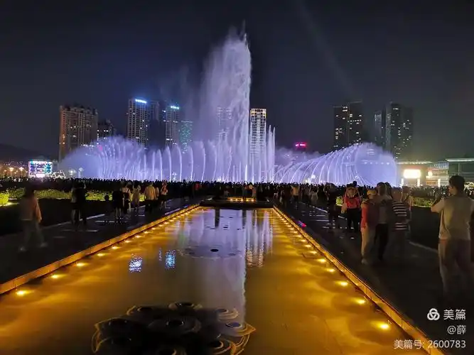 星海广场的音乐喷泉,比东港音乐喷泉柔情了很多,音乐选曲以抒情为主