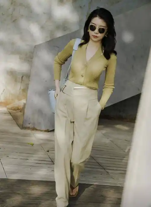 三木博主私服穿搭清纯时髦,一件斜露肩设计连衣裙简约清爽,真美