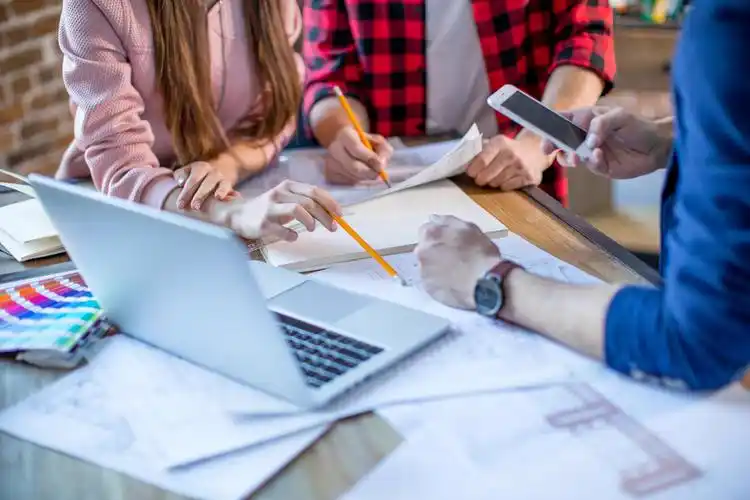 在蓝图项目工作的男性和女性设计师特写局部视图