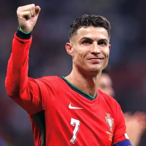 c罗超话头像×9@cristianoronaldo#c罗##和c罗一起siu到最后