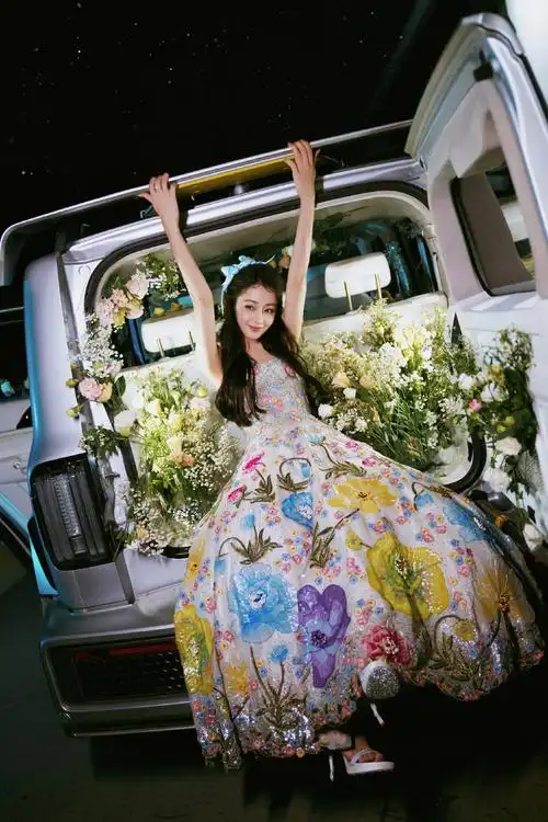 花车上的迪丽热巴#看得出她是公主