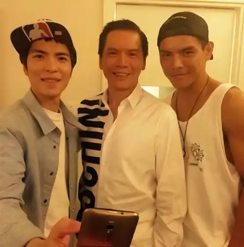 萧敬腾之所以和向太渊源颇深,是因为他和向太的儿子向佐长得太像了