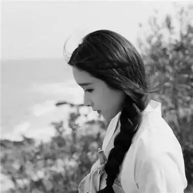 女生侧面伤感黑白头像图片