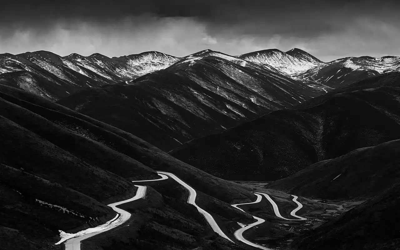 苍茫山水风光唯美黑白高清桌面壁纸
