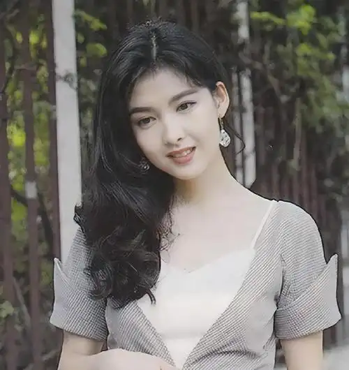 平胸,龅牙,塌鼻,明明长得难看却火遍大江南北,这8位女星凭啥