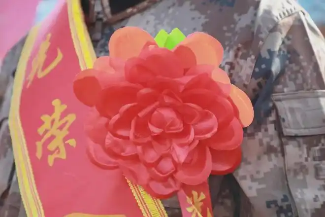新兵佩戴红花,身披绶带,无限荣光