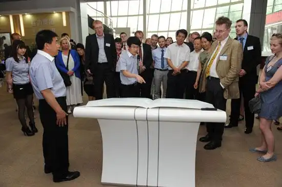 集团副总裁杨赛接待来访客人