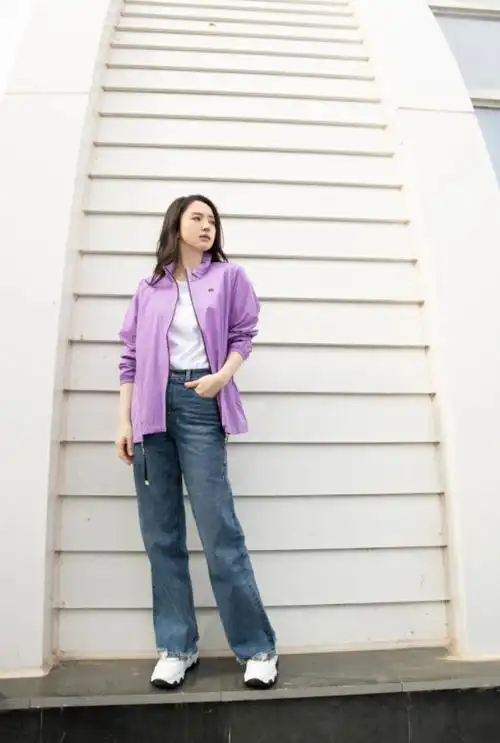 长袖外套 牛仔裤其实董璇的时尚品味一直都很不错,像别人那般出现翻车