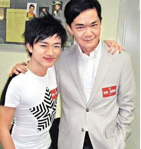 王祖蓝"认祖归宗"找到父亲,背景庞大无人敢惹,网友:确认过鼻子.