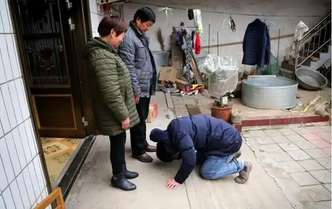 小伙返程前跪谢父母养育恩已坚持5年