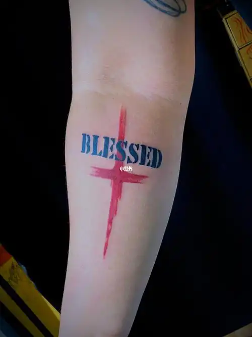 字母十字架纹身