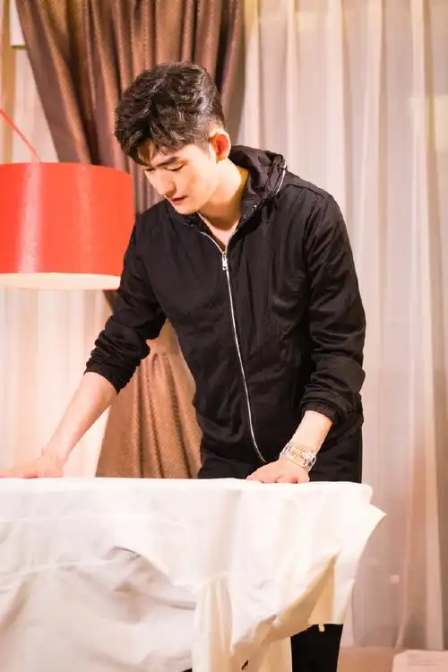 张翰超话&#张翰流光引#  惦记一个人的滋味,  就像口袋里的糖,  甜蜜