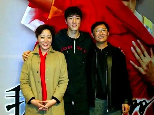 37岁飞人刘翔与父母照片曝光,不需要道歉?曾拒绝去央视春晚唱歌