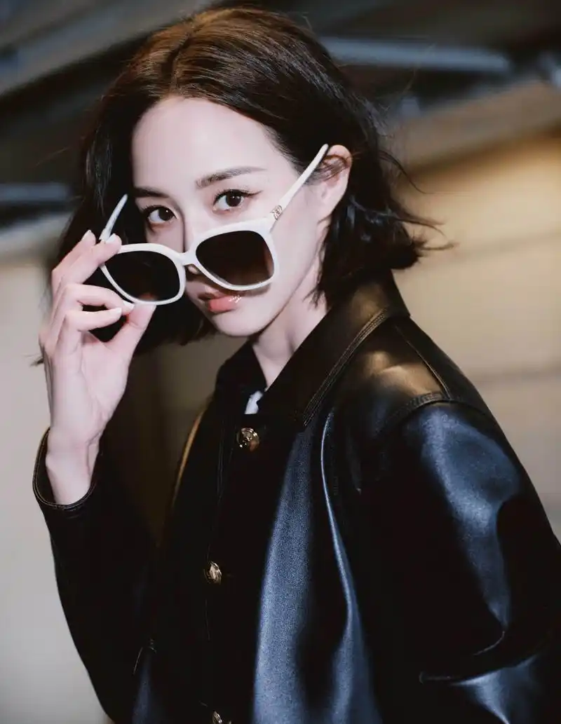 张钧甯一身黑色穿搭,配上利落短发,又美又飒,气场十足!