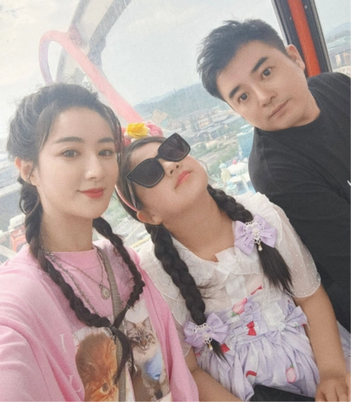 薇娅首晒一家三口照,8岁女儿样貌神似高颜值爸爸,此前因没时间陪家人