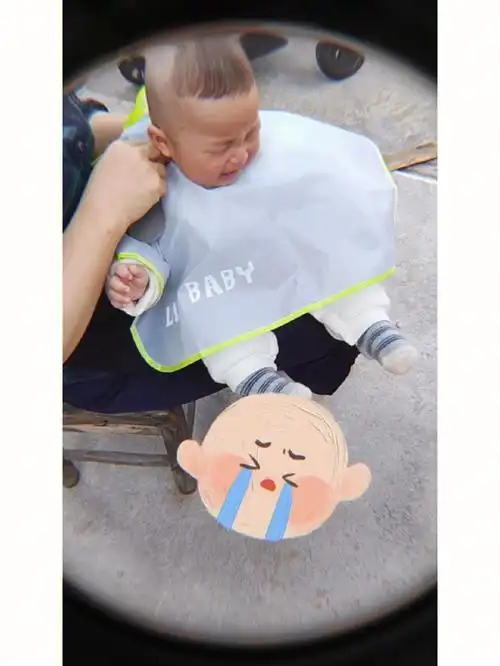 像一颗小豆苗茁壮成长  不知道你对你的发型是否满意呀我的小福娃