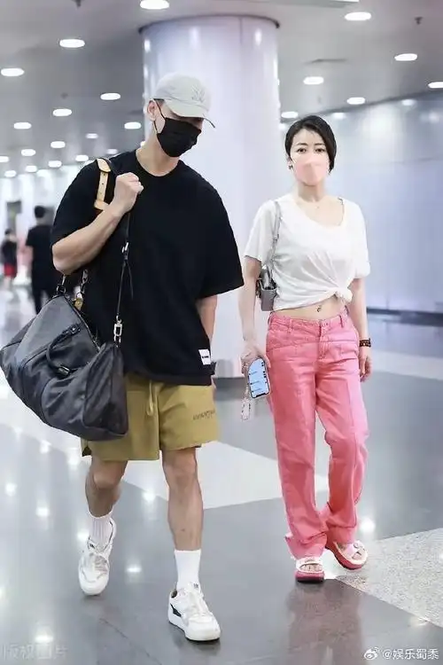 其实她比秦岚聪明多了,找了个小自己9岁的鲜肉老公,有了爱情的滋润,显