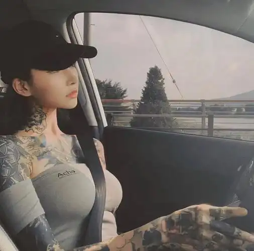 全身上下遍布的纹身,或许是 lina ahn 作为纹身师身份最好的名片