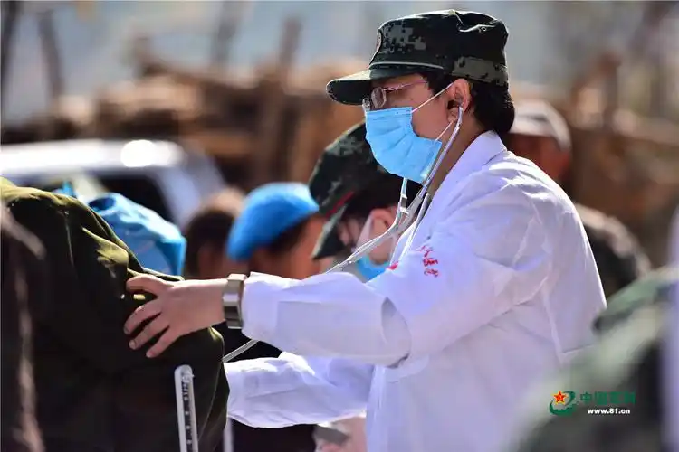 军医刘莉在为群众做体检.任贵摄