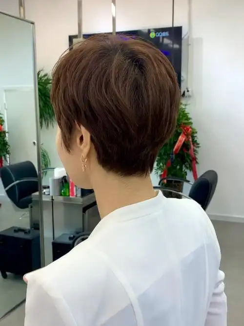 中年短发发型女蘑菇头