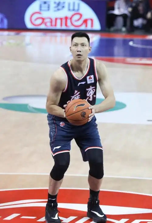 易建联的肌肉非常发达34岁的阿联穿最新款耐克战靴霸气依旧