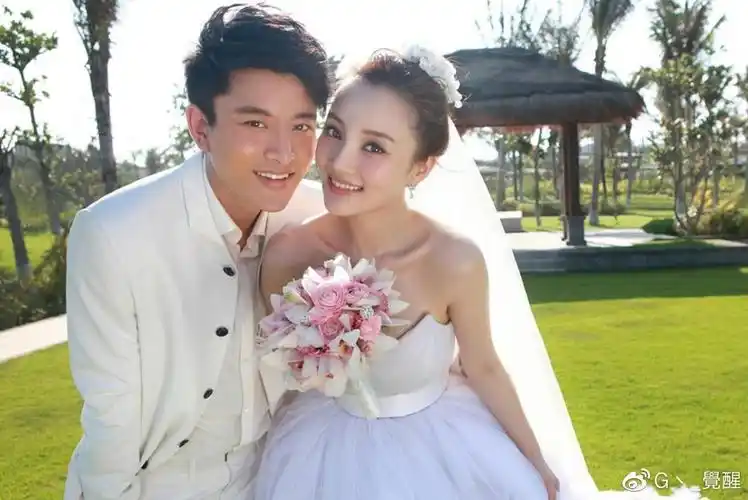 李小璐疑似新恋情曝光和小鲜肉同回家一夜未出男方长相帅气