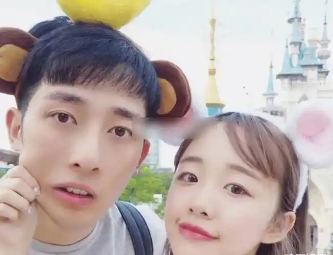 在去年爆料的消息中,半藏森林插手网红刘阳和阿沁之间,成为一个实打实