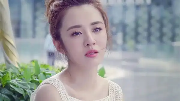 她是郑恺暗恋4年的女生,也是胡歌最喜欢的搭档,如今却不温不火