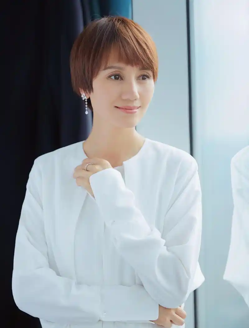 40岁以上的女人适合短发吗?看"袁泉"的摩卡波波头,高级又大气