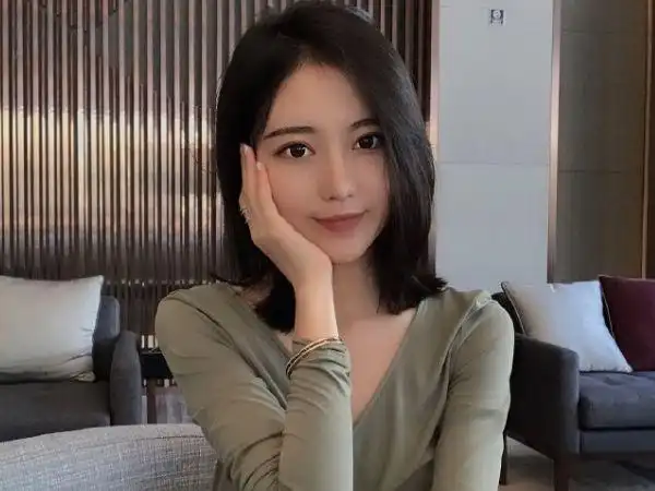 项思醒整容前照片曝光被2个男人抢的美娇娘生图辣眼睛