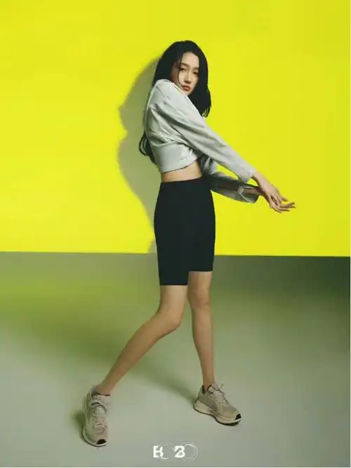 24岁关晓彤气质绝了穿黑色紧身裤秀大长腿网友从小美到大