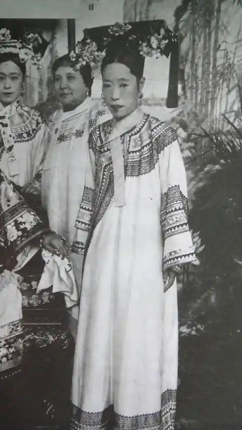 因为清楚许配静芬的目的,所以光绪帝面对"亲爸爸"慈禧安排的媳妇儿全