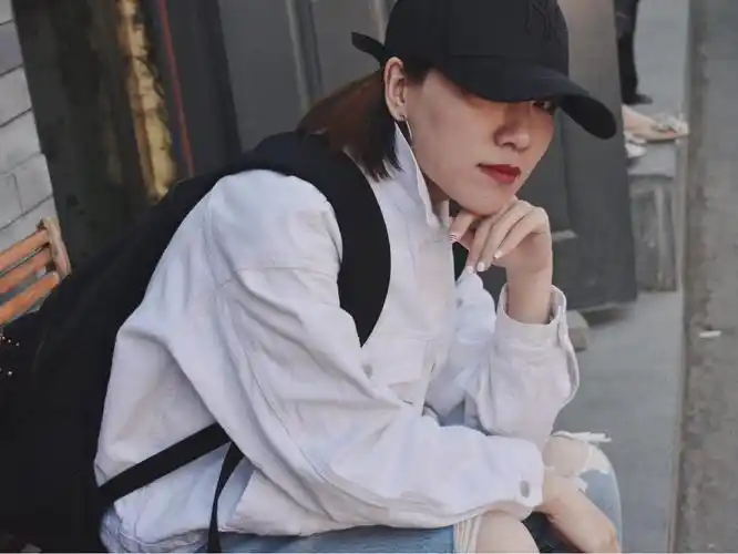 来一个犀利的眼神鄙视舔狗#哪个公司还没有一只恶心的舔狗